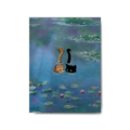 Affiche de décoration murale sur toile 30x40cm montrant une illustration picturale de style impressionniste de deux chats, un tigré et un noir, émergeant d'un bassin de nénuphars bleus et mauves avec des queues dressées.