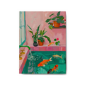 Affiche d'art de style pictural représentant un bassin de koï turquoise rempli de carpes colorées à l'intérieur d'une salle de bain rose poudré, avec des plantes en pot, de format 30x40cm.
